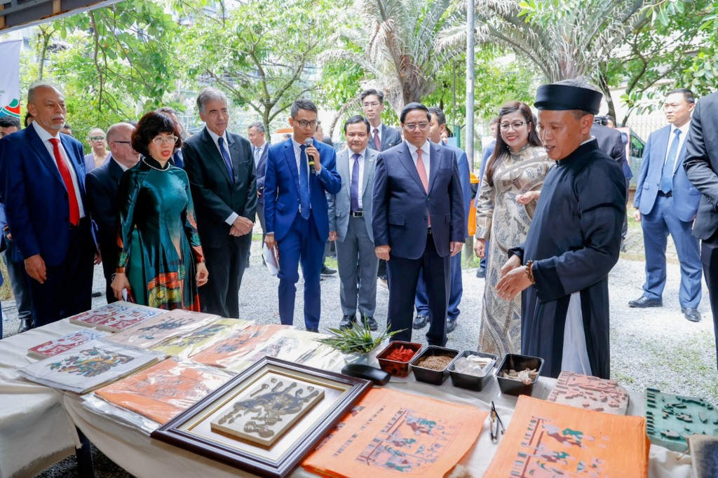 Thủ tướng Phạm Minh Chính và Phu nhân cùng các đại biểu tham quan Không gian Văn hóa Việt Nam - Ảnh: VGP/Nhật Bắc