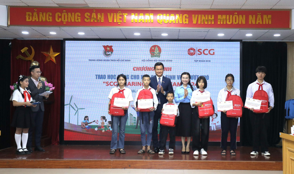 Tập đoàn SCG, cùng Trung ương Đoàn TNCS Hồ Chí Minh, Hội đồng Đội Trung ương và Trung tâm Hỗ trợ học sinh, sinh viên TP Hồ Chí Minh (SAC) trao những suất học bổng đến học sinh, sinh viên