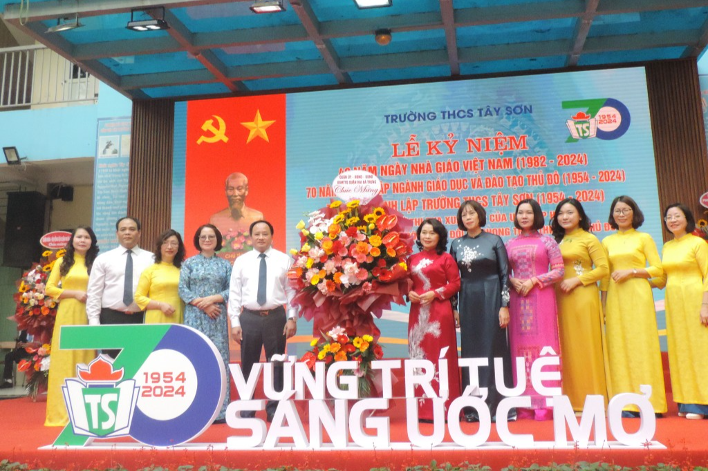 Trương THCS Tây Sơn đón nhận hoa chúc mừng từ lãnh đạo quận Hai Bà Trưng