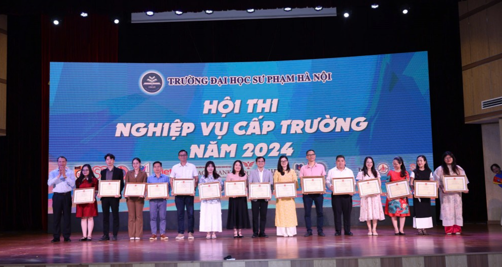 PGS.TS. Nguyễn Đức Sơn - Hiệu trưởng Trường ĐH Sư phạm Hà Nội  trao giấy khen cho các cá nhân có thành tích đóng góp vào thành công hội thi nghiệp vụ