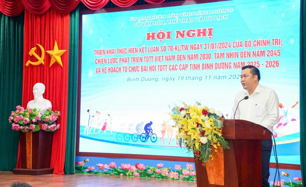 Ông Cao Văn Chóng – Phó Giám đốc Sở Văn hóa, Thể thao và Du lịch tỉnh Bình Dương chủ trì, phát biểu khai mạc hội nghị 