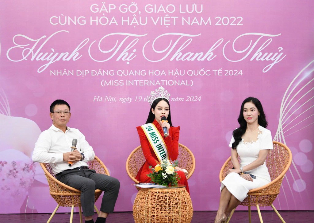 Hoa hậu Thanh Thủy trả lời các câu hỏi tại buổi giao lưu