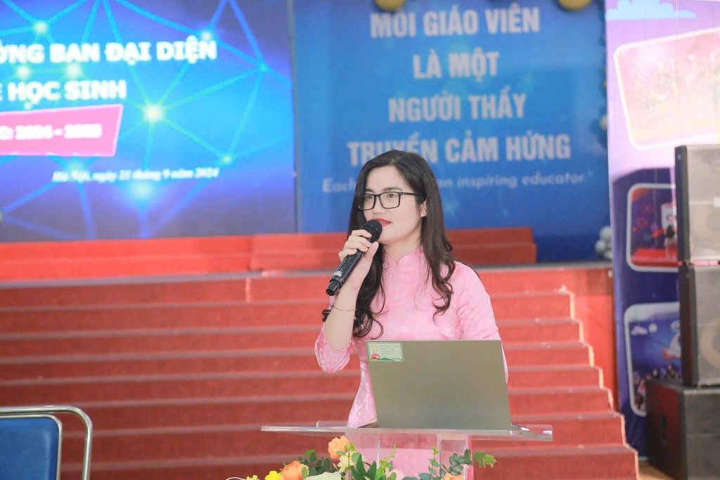 Nhà giáo Hoàng Mận luôn đặt lợi ích của học sinh và sự phát triển của nhà trường lên hàng đầu 