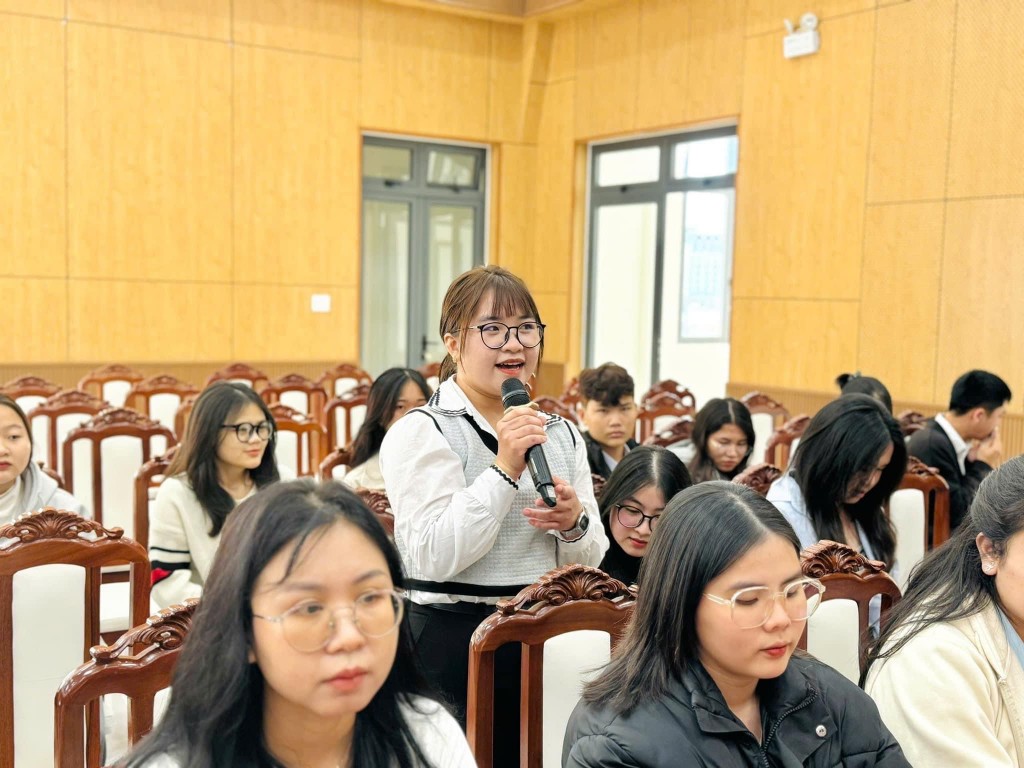 Đoàn viên, thanh niên trao đổi kỹ năng cần thiết để tham gia phục vụ các hoạt động trong khuôn khổ chương trình Festival Hoa Đà Lạt 