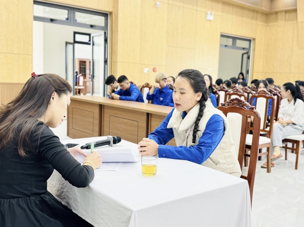 đội hình tình nguyện viên được chọn tuyển dưới hình thức phỏng vấn trực tiếp