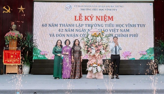 Trường Tiểu học Vĩnh Tuy đón nhận Cờ thi đua của Chính phủ