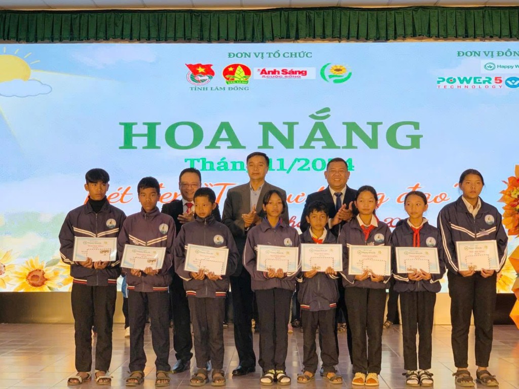 chương trình Hoa nắng nhằm huy động nguồn lực xã hội hóa để chăm lo cho các em học sinh, thiếu nhi có hoàn cảnh khó khăn 