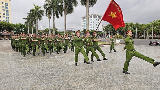 Diễu binh trong lễ kỷ niệm 50 năm Ngày Giải phóng Quảng Nam