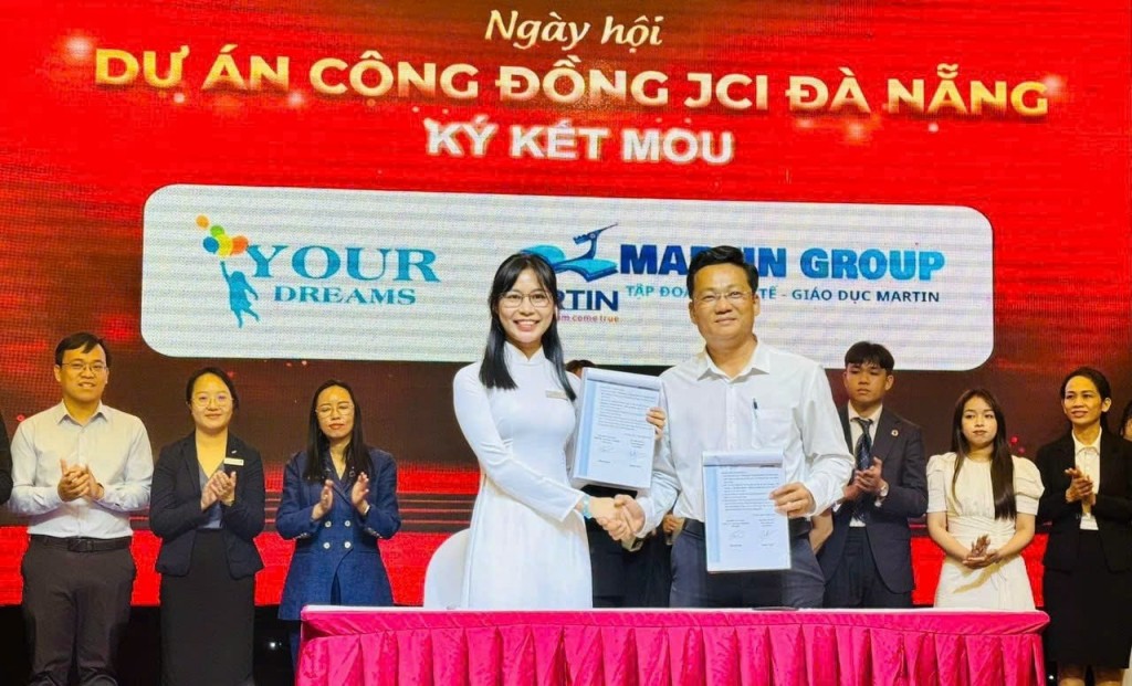 Thạc sĩ Trần Quốc Bảo - Chủ tịch Martin Group ký hợp tác đồng hành với Your Dreams tháng 3/2024. Ảnh: XUÂN LAN.