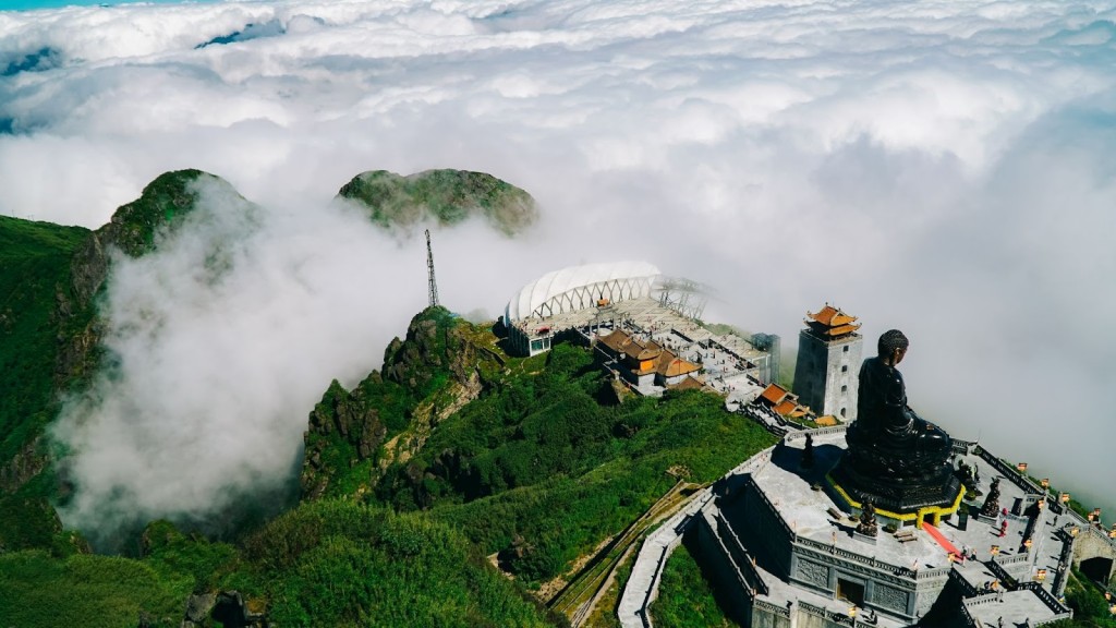 Quần thể tâm linh Fansipan bên biển mây trắng (Ảnh: Anh Đó Quen)