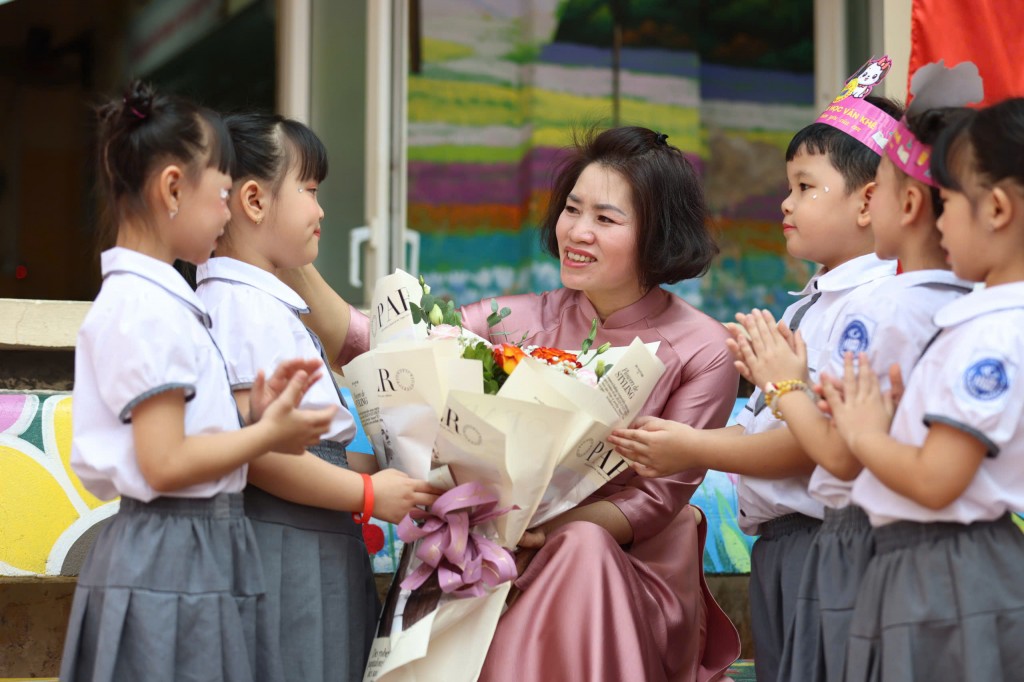 Vượt qua bao thách thức của công cuộc Đổi mới căn bản, toàn diện giáo dục, đào tạo, hình ảnh người thầy hiện lên sáng ngời, kiên trì thắp lửa, truyền đạt tri thức, sưởi ấm tâm hồn thế hệ tương lai với nghĩa cử cao đẹp “tất cả vì học sinh thân yêu”