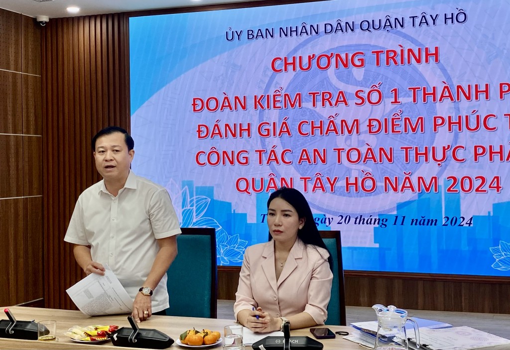 Ông Đặng Thanh Phong, Chi cục trưởng Chi cục An toàn vệ sinh thực phẩm Hà Nội làm việc về đánh giá chấm điểm phúc tra công tác ATTP năm 2024 tại quận Tây Hồ