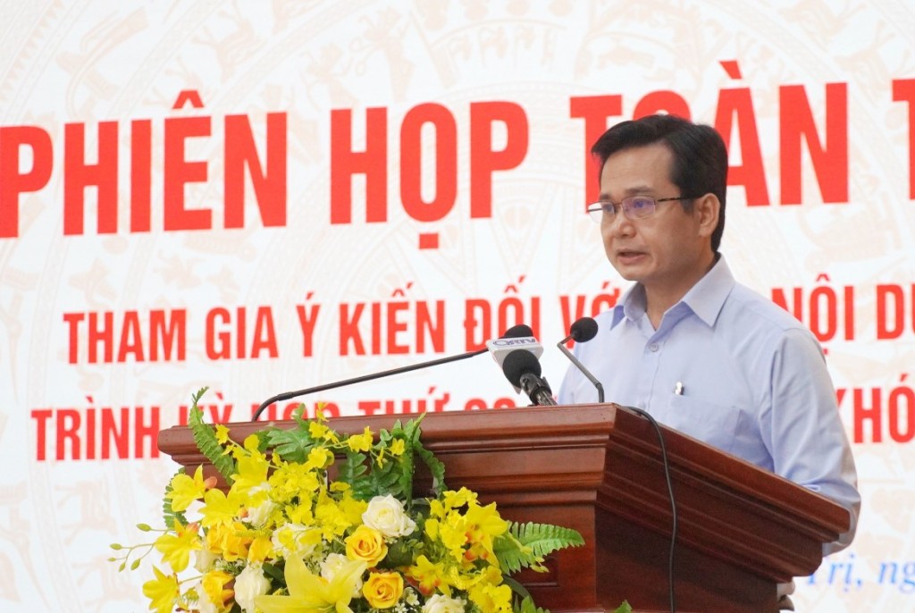 ông Trương Chí Trung, Giám đốc Sở Kế hoạch và Đầu tư tỉnh Quảng Trị báo cáo tại phiên họp (Ảnh quangtri.gov)
