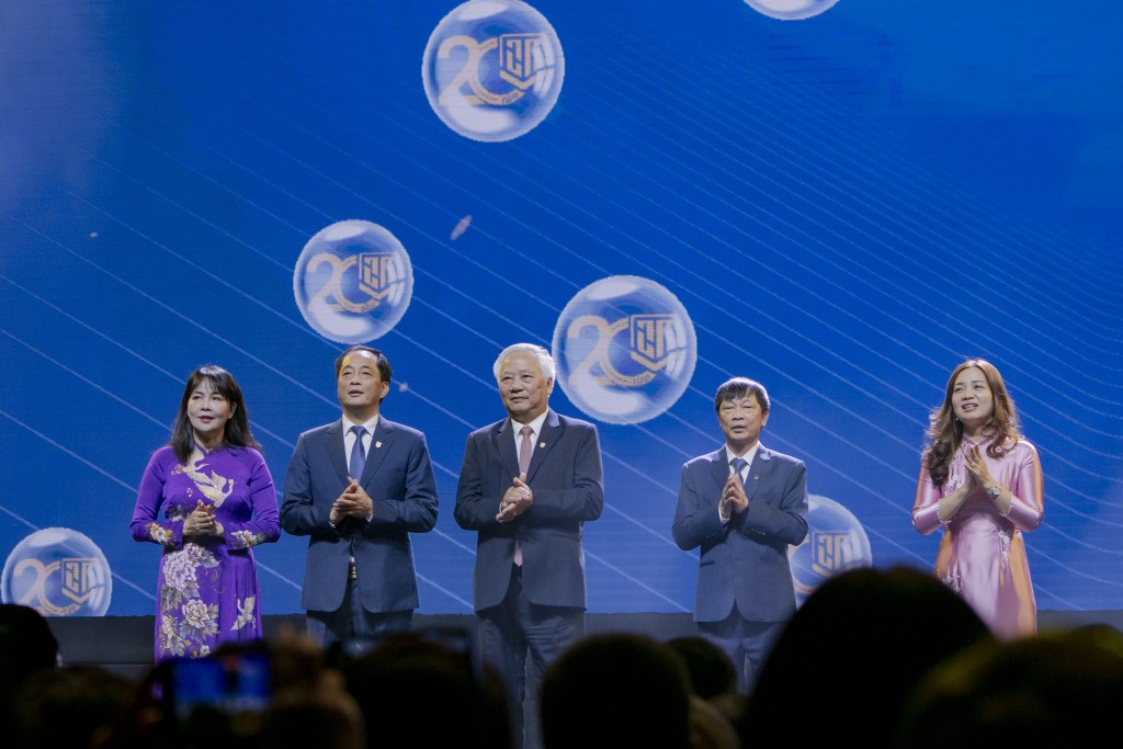 Ông Đào Ngọc Thanh - Chủ tịch Hội đồng chiến lược TCT VINACONEX, Chủ tịch Hội đồng thành viên Hệ thống Giáo dục Lý Thái Tổ cùng ông Nguyễn Hữu Tới-Chủ tịch HĐQT TCT VINACONEX, Tổng giám đốc Hệ thống GD Lý Thái Tổ và Hiệu trưởng các trường thực hiện nghi thức chúc mừng sinh nhật Hệ thống Ông Đào Ngọc Thanh - Chủ tịch Hội đồng chiến lược TCT VINACONEX, Chủ tịch Hội đồng thành viên Hệ thống Giáo dục Lý Thái Tổ cùng ông Nguyễn Hữu Tới-Chủ tịch HĐQT TCT VINACONEX, Tổng giám đốc Hệ thống GD Lý Thái Tổ và Hiệu trưởng các trường thực hiện nghi thức chúc mừng sinh nhật Hệ thống