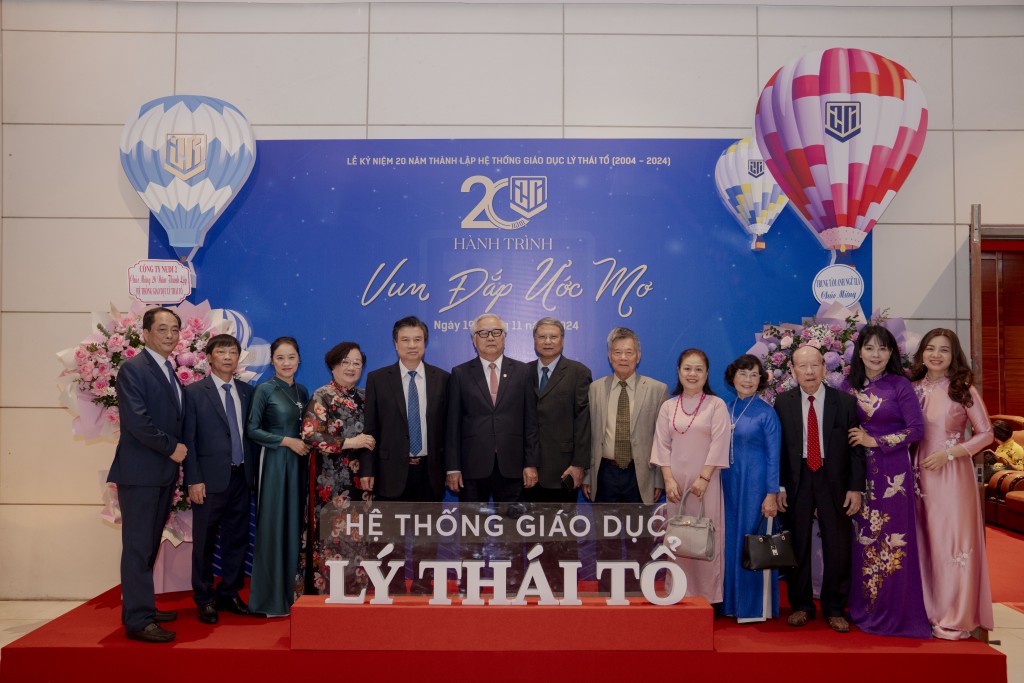 Ông Nguyễn Hữu Độ, nguyên Thứ trưởng Bộ GD&ĐT chụp ảnh lưu niệm cùng Ban lãnh đạo TCT VINACONEX và các thế hệ lãnh đạo các trường thuộc Hệ thống giáo dục Lý Thái Tổ Ông Nguyễn Hữu Độ, nguyên Thứ trưởng Bộ GD&ĐT chụp ảnh lưu niệm cùng Ban lãnh đạo TCT VINACONEX và các thế hệ lãnh đạo các trường thuộc Hệ thống giáo dục Lý Thái Tổ