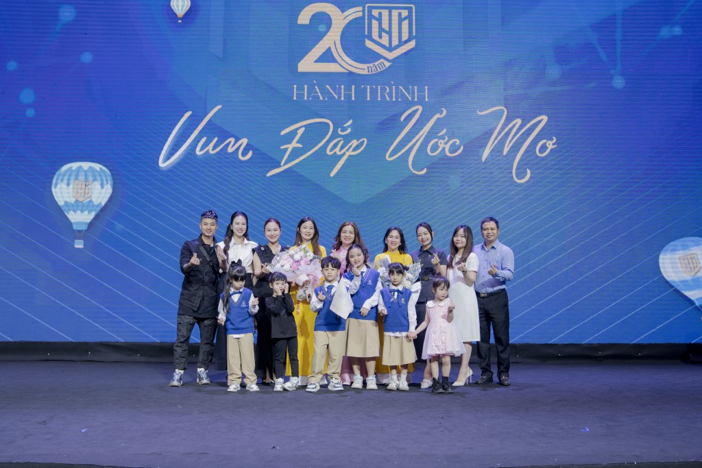 Phụ huynh học sinh và học sinh chụp ảnh lưu niệm cùng các thầy cô giáo tại lễ kỷ niệm Phụ huynh học sinh và học sinh chụp ảnh lưu niệm cùng các thầy cô giáo tại lễ kỷ niệm