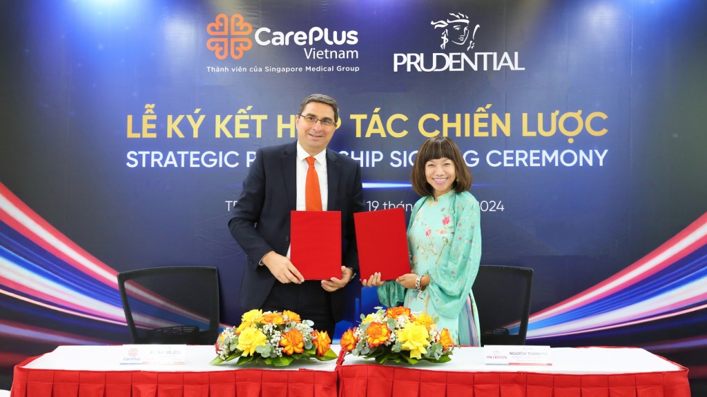 Đại diện Prudential và CarePlus ký kết hợp tác chiến lược, Ông Attila Vajda – Tổng Giám Đốc của Hệ thống Phòng khám CarePlus, và Bà Nguyễn Thanh Hà – Phó Tổng Giám đốc Giao dịch Bảo Hiểm Prudential Việt Nam