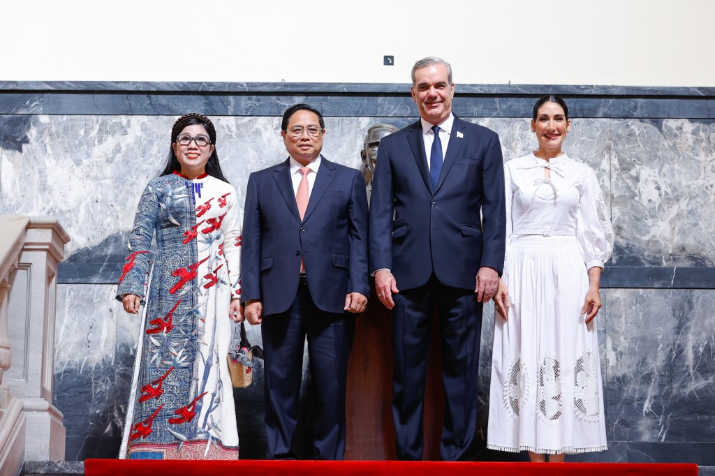 Thủ tướng Phạm Minh Chính và Phu nhân đến Phủ Tổng thống Cộng hoà Dominica, nơi Tổng thống Luis Rodolfo Abinader Corona và Phu nhân đã chờ sẵn. Hai nhà lãnh đạo và hai Phu nhân vui mừng gặp nhau lần đầu tiên tại Cộng hoà Dominica - Ảnh: VGP/Nhật Bắc