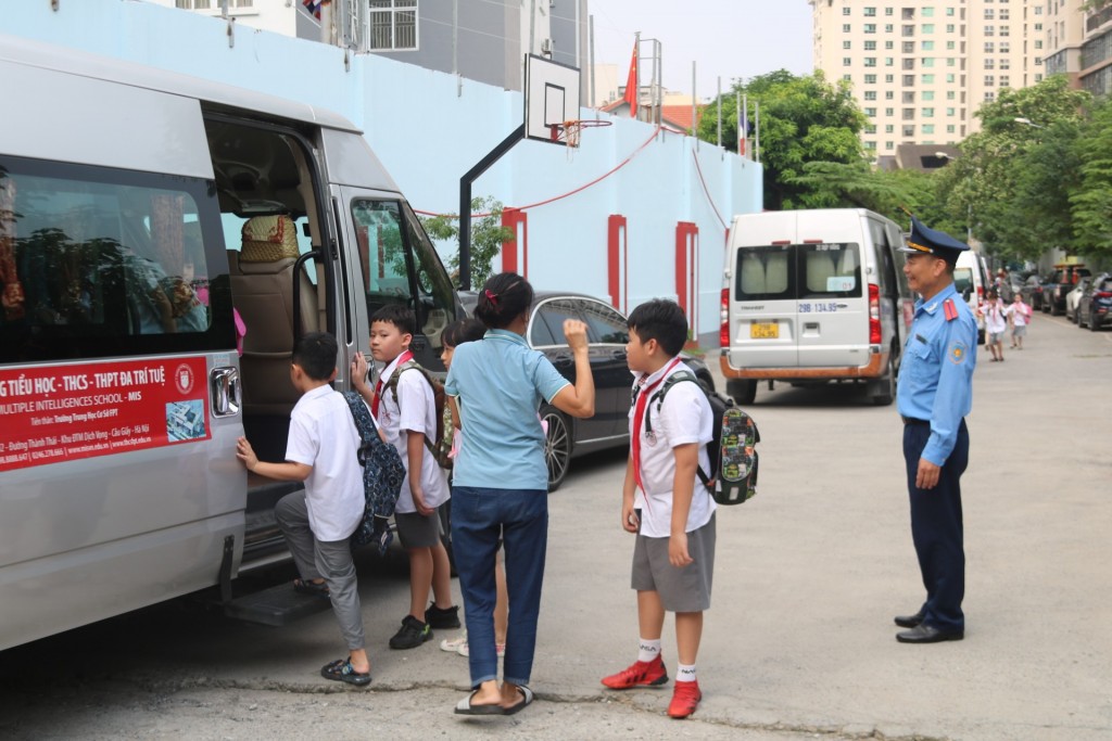 Cần bảo đảm sự an toàn của học sinh trong sử dụng phương tiện giao thông đưa đón các em tới trường. Ảnh: Việt Dũng