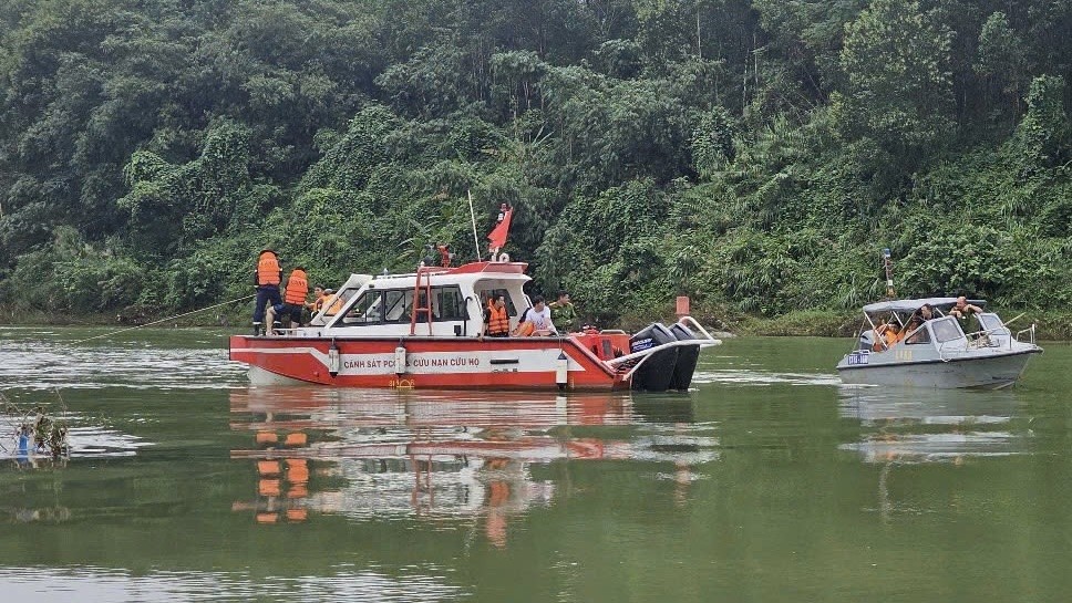 Lực lượng chức năng và chính quyền địa phương đang khẩn trương tổ chức tìm kiếm 2 người mất tích (Ảnh CTV)