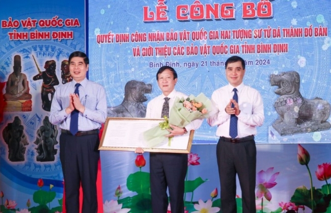 Hai tượng sư tử đá thành Đồ Bàn trở thành bảo vật quốc gia