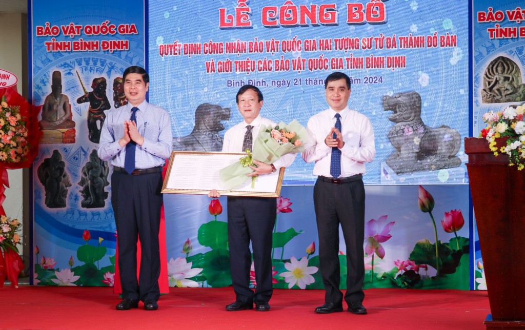Hai tượng sư tử đá thành Đồ Bàn trở thành bảo vật quốc gia