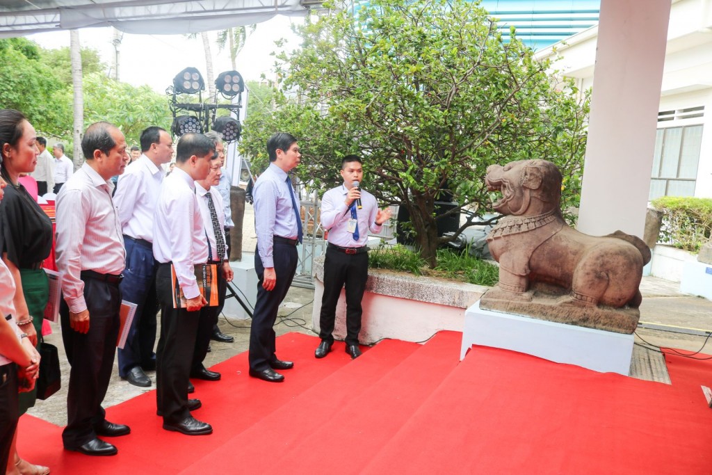 Hai tượng sư tử đá thành Đồ Bàn trở thành bảo vật quốc gia