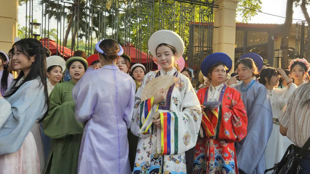 Bạn Hà My hòa mình vào không gian diễu hành tại ngày hội Bạn Hà My hòa mình vào không gian diễu hành tại ngày hội