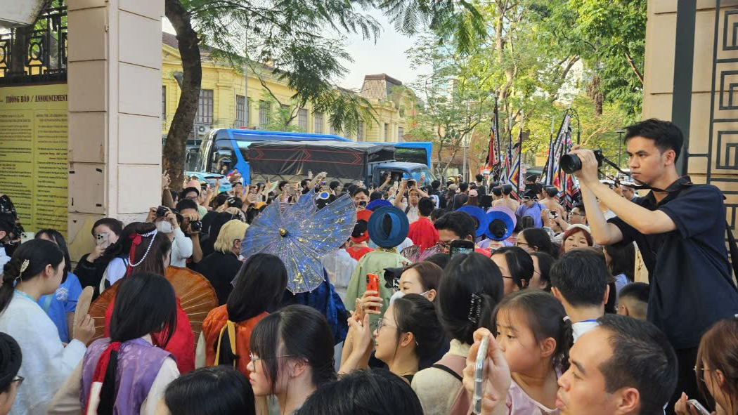 Đông đúc người dân đứng tại cổng bảo tàng để ngắm nhìn đoàn diễu hành đi qua. Đông đúc người dân đứng tại cổng bảo tàng để ngắm nhìn đoàn diễu hành đi qua.