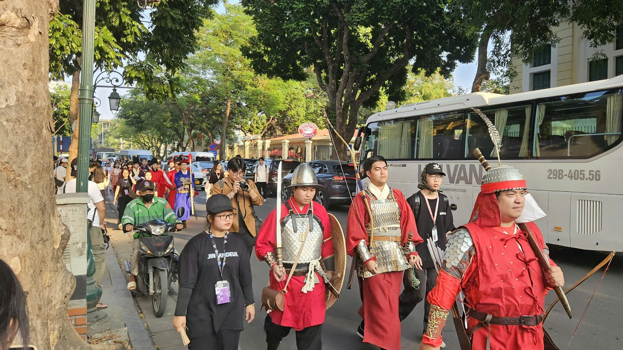 Đoàn rước kiệu cuốn sách “Hoa Văn Đại Việt” là một sản phẩm bao gồm hình ảnh của các hoa văn, họa tiết cổ của người Việt. Đoàn rước kiệu cuốn sách “Hoa Văn Đại Việt” là một sản phẩm bao gồm hình ảnh của các hoa văn, họa tiết cổ của người Việt.