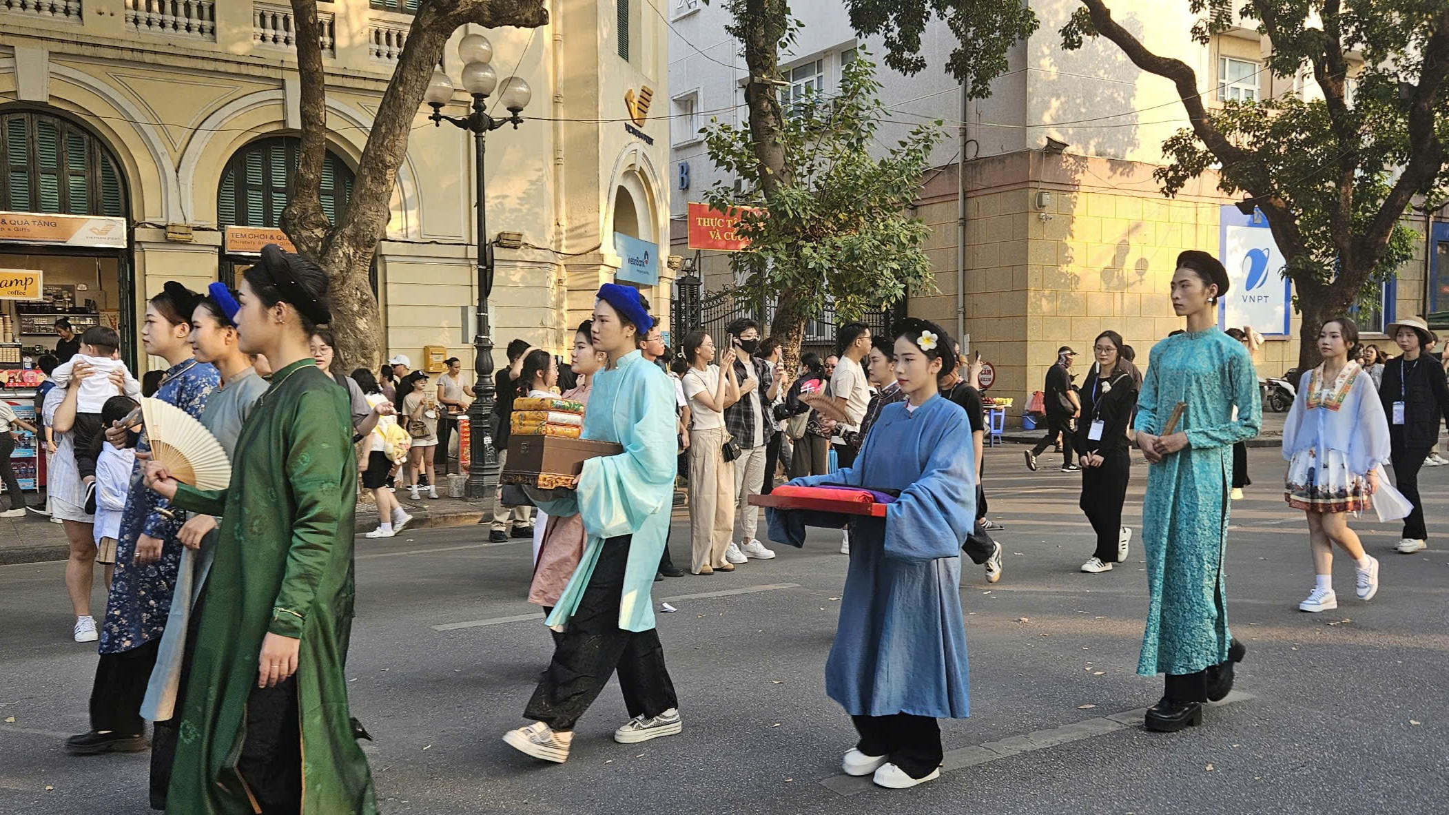 “Bách hoa bộ hành” nét đẹp từ cổ phục Việt Nam