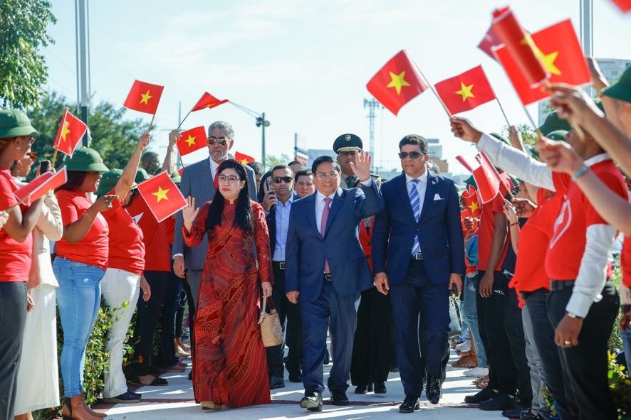 Thủ tướng Phạm Minh Chính cùng Phu nhân dự lễ khánh thành tôn tạo và dâng hoa tại Tượng đài Chủ tịch Hồ Chí Minh ở Thủ đô Santo Domingo - Ảnh: VGP/Nhật Bắc