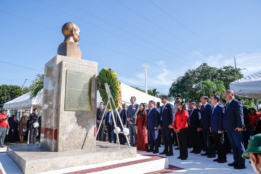 Tượng đài Chủ tịch Hồ Chí Minh tại Thủ đô Santo Domingo khánh thành vào tháng 2/2013, được đặt bên cạnh những vĩ nhân nổi tiếng khác của nhân loại, như lãnh tụ, Tổng thống Nam Phi Nelson Mandela, Anh hùng dân tộc Cuba José Martí… - Ảnh: VGP/Nhật Bắc