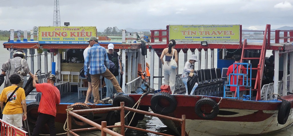 Đón trả khách bằng tàu du lịch trái phép tại Làng gốm Thanh Hà