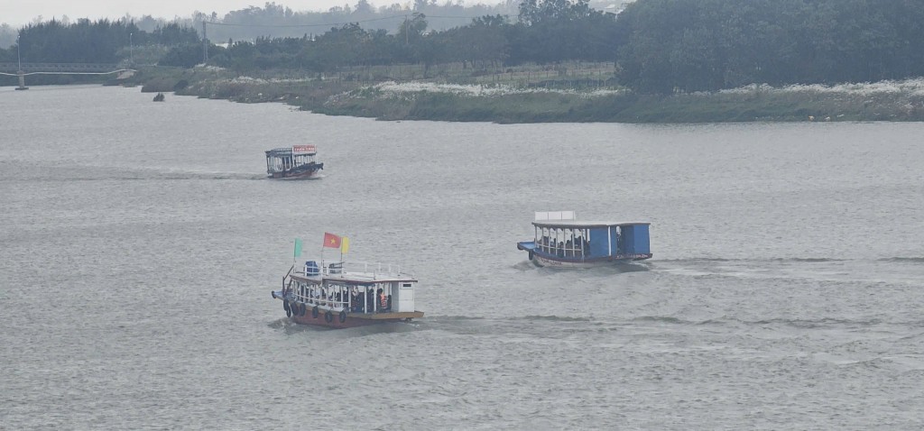 Đón trả khách bằng tàu du lịch trái phép tại Làng gốm Thanh Hà