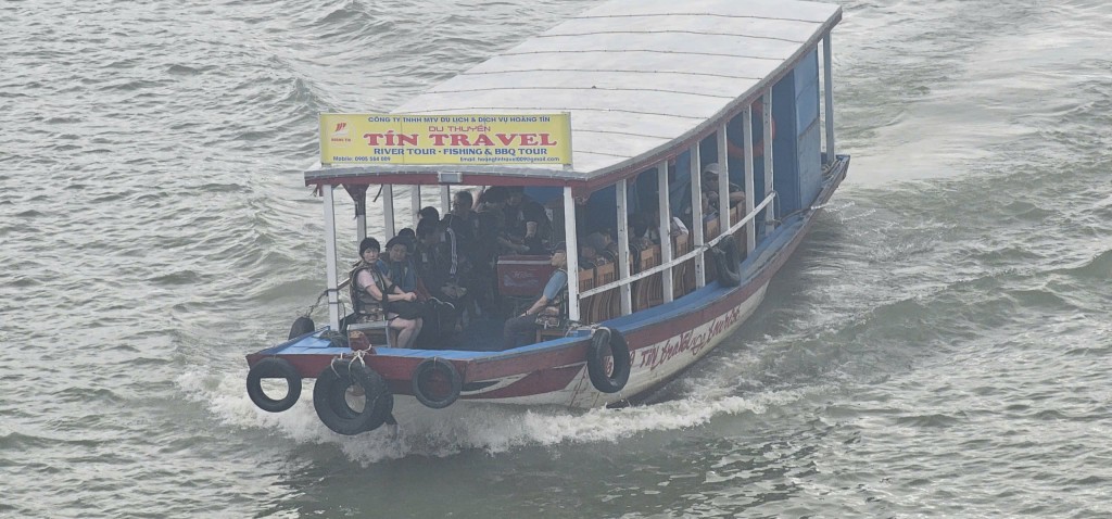 Đón trả khách bằng tàu du lịch trái phép tại Làng gốm Thanh Hà