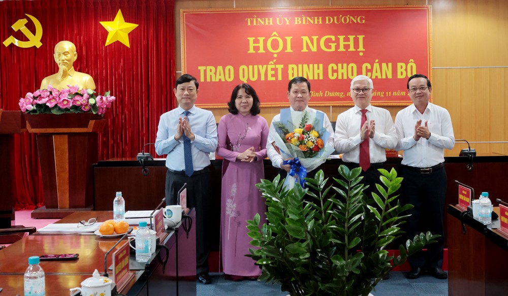 Lãnh đạo tỉnh trao quyết định nghỉ hưu và tặng hoa chúc mừng đồng chí Huỳnh Văn Nghe (Ảnh: Phương Chi)