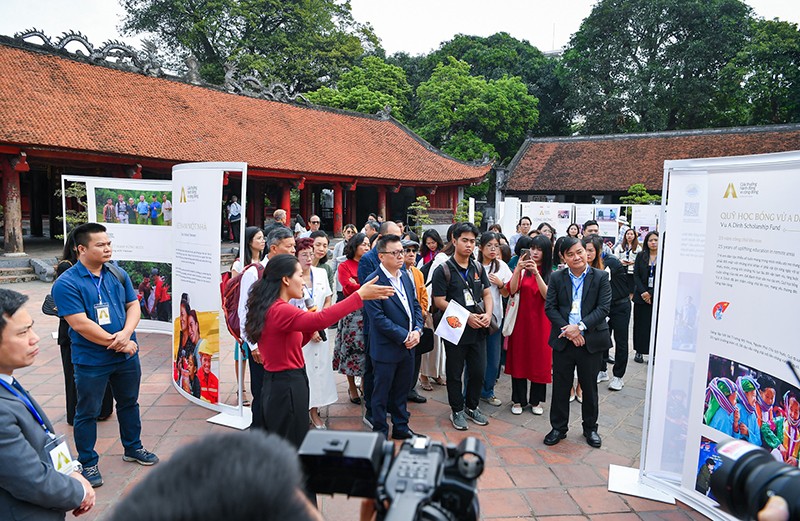 Các đại biểu, thành viên ban giám khảo tham quan triển lãm