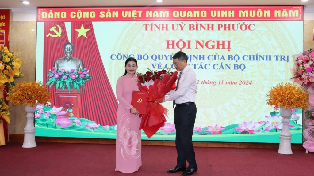 Đồng chí Lê Minh Hưng, Ủy viên Bộ Chính trị, Bí thư Trung ương Đảng, Trưởng Ban Tổ chức Trung ương trao quyết định bổ nhiệm Bí thư tỉnh ủy Bình Phước cho đồng chí Tôn Ngọc Hạnh (Ảnh: ĐC) 