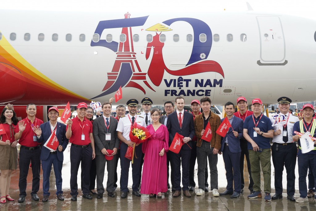 Đại diện Tổng lãnh sự Pháp tại TP.HCM cùng lãnh đạo, cán bộ nhân viên Vietjet đón tàu bay mới về tới Việt Nam