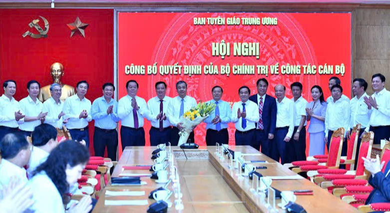 Lãnh đạo Ban Tuyên giáo Trung ương, Tỉnh ủy Thái Bình chúc mừng ông Ngô Đông Hải. Ảnh: Đăng Khoa