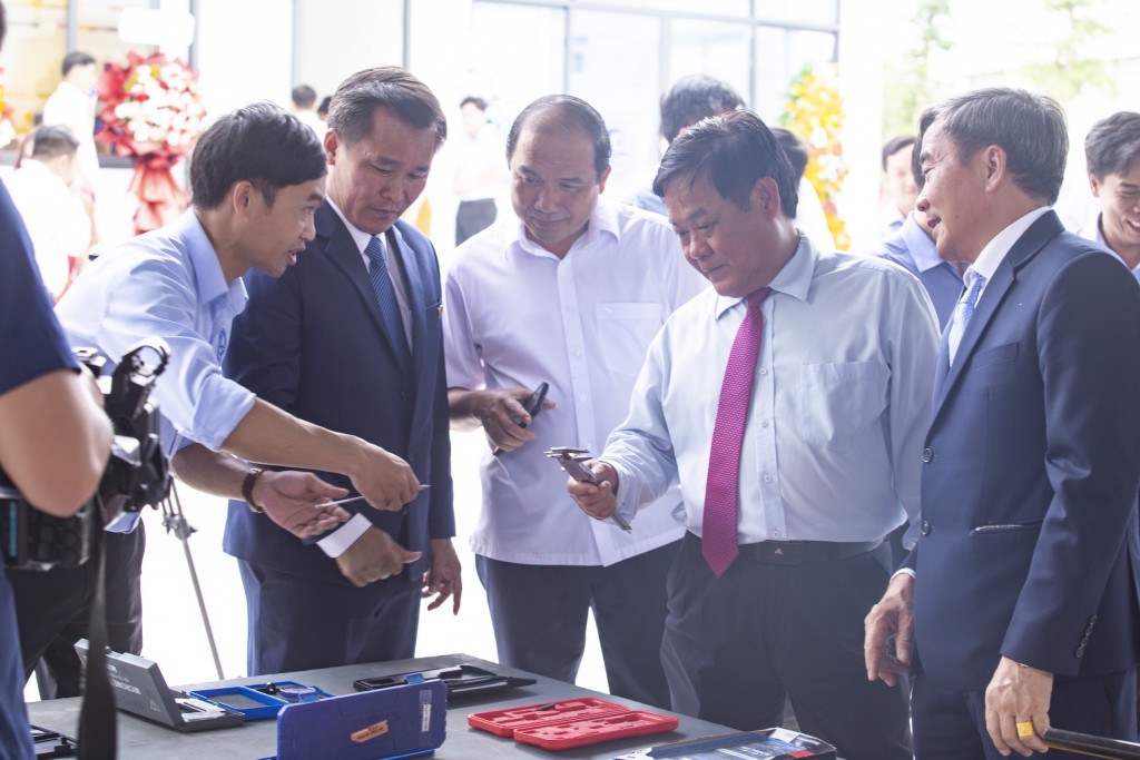 Lãnh đạo huyện Bàu Bàng tham quan mô hình đào tạo tại trường Trung cấp nghề nghiệp vụ Bình Dương