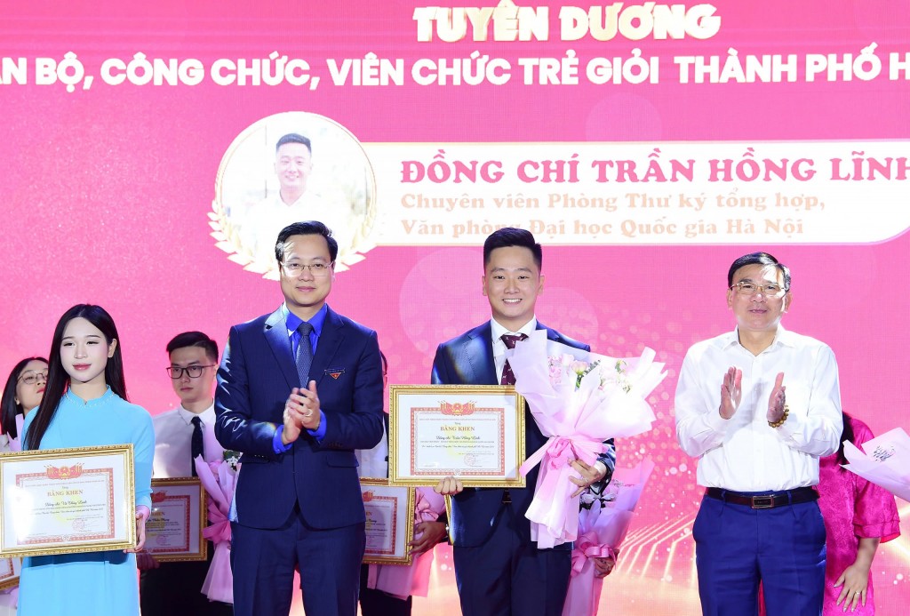 trao khen thưởng tới cán bộ, công chức, viên chức trẻ giỏi Thủ đô