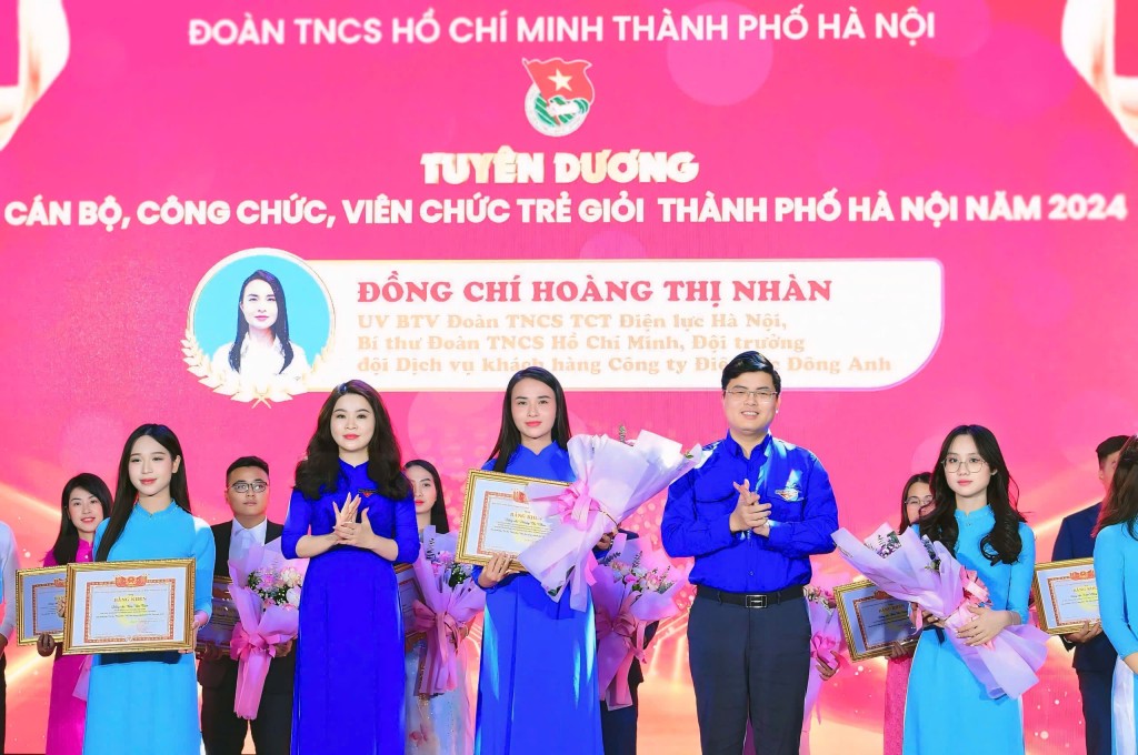 Đồng chí Chu Hồng Minh, Ủy viên Ban Thường vụ Trung ương Đoàn, Thành uỷ viên, Bí thư Thành đoàn Hà Nội và đồng chí Hoàng Đức Nam, Phó Trưởng ban Thanh niên Công nhân và Đô thị Trung ương Đoàn trao khen thưởng tới cán bộ, công chức, viên chức trẻ giỏi Thủ đô