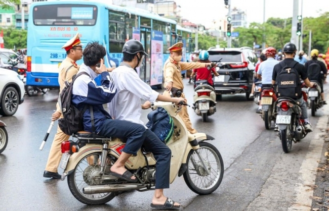 Xử lý hơn 3.900 học sinh vi phạm quy định đội mũ bảo hiểm