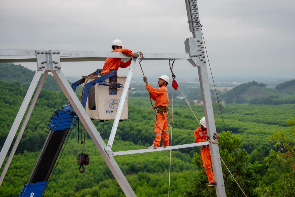 Cán bộ, nhân viên kỹ thuật của EVN tại công trường thi công đường dây 500 kV mạch 3