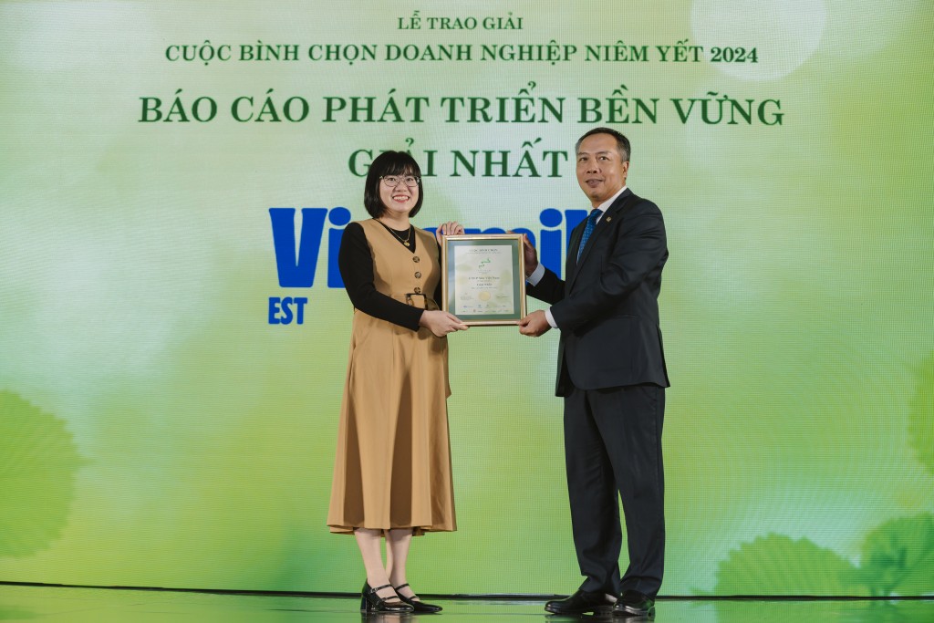 Vinamilk tiếp tục giành Giải nhất Báo cáo phát triển bền vững và kéo dài thành tích 12 năm liên tiếp nằm trong Top 3.