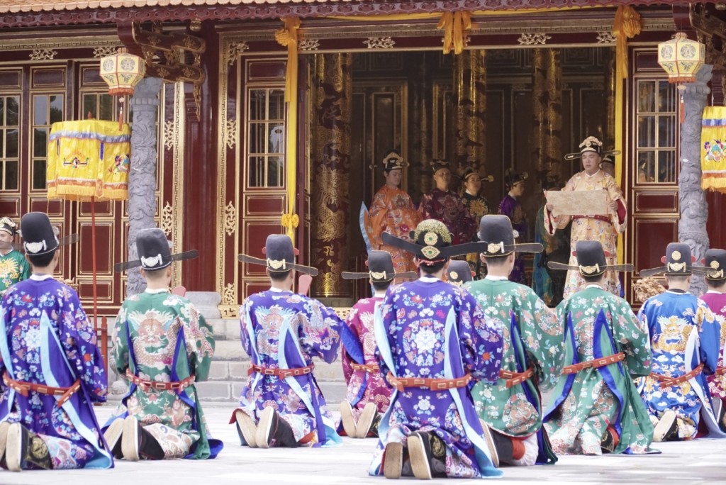 Sân khấu hóa lễ thiết triều dâng biểu mừng hoàn thành điện Thái Hòa và ban thưởng của triều đình (Ảnh Đ.Minh)
