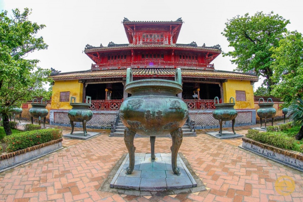 Cửu đỉnh được đúc vào năm 1835 và hoàn thành vào năm 1837 dưới thời vua Minh Mạng