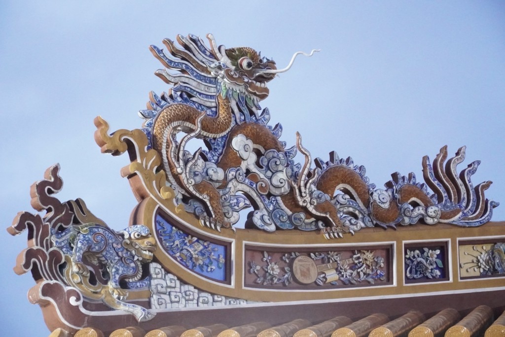 Hình rồng trên mái điện Thái Hòa đẹp và thanh thoát, với những dáng vẻ kiêu hãnh vươn lên trời xanh (Ảnh Đ.Minh)
